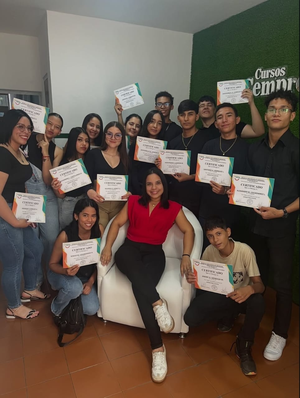 Grupo de estudiantes en capacitación
